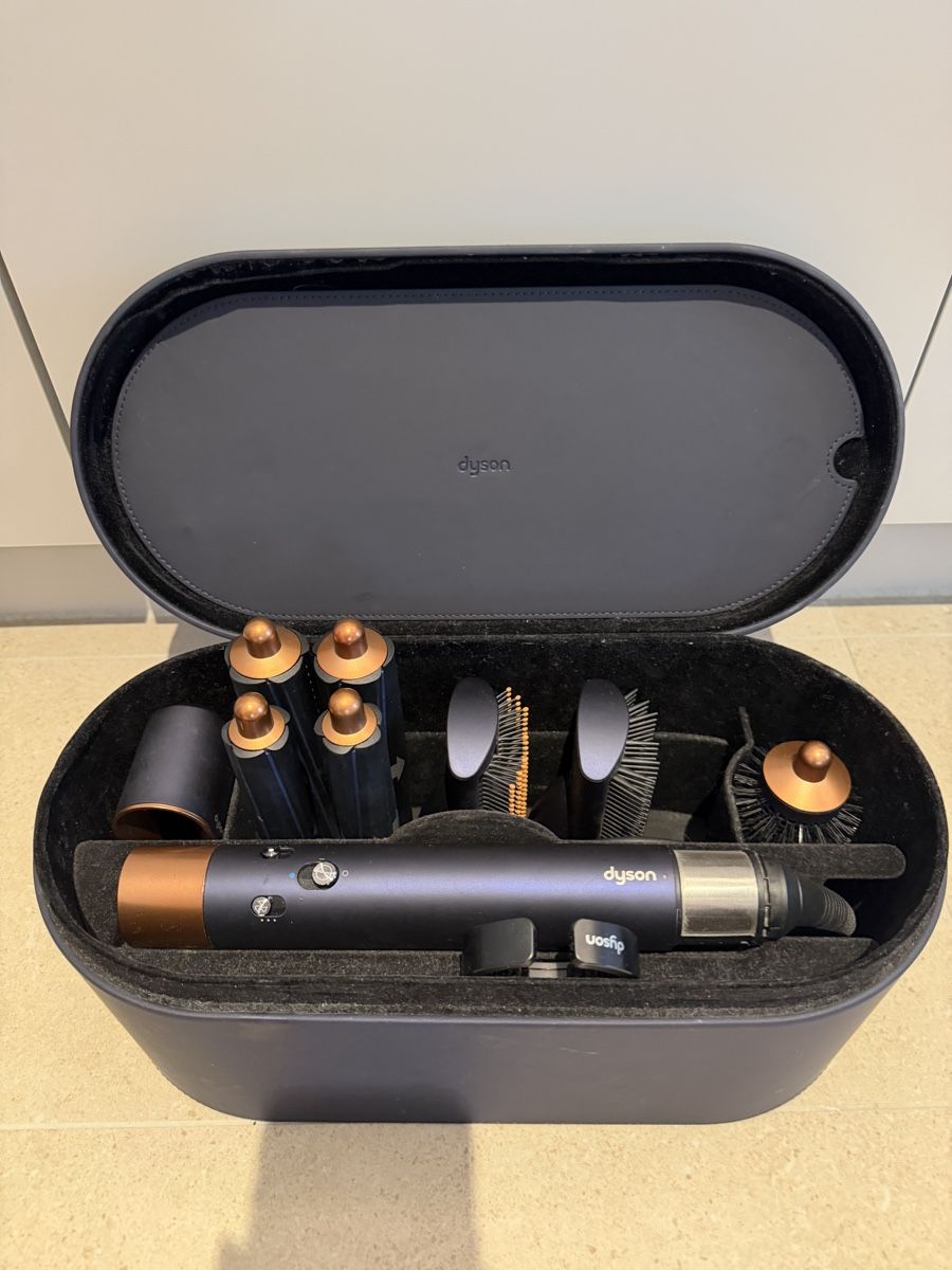 Dyson Sèche-cheveux: Dyson Airwrap Complete Limited Edition dunkelblau – D'occasion à Lachen SZ par KimZinniker 1
