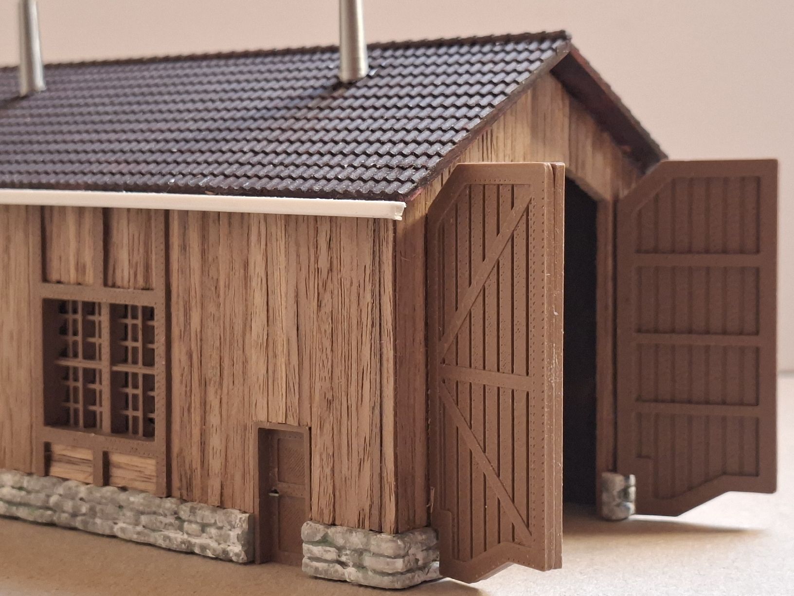 Modellini di ferrovie: Lokschuppen dunkles Holz – Nuovo (secondo la descrizione) da Weisslingen venduto da Moco_mexiko 1