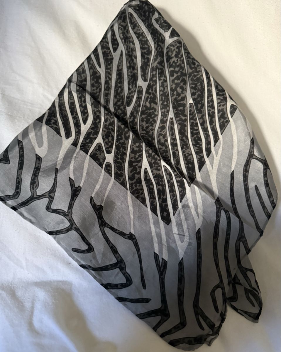 Ensoie Foulard & Sciarpe: Foulard en soie – Usato da Vésenaz venduto da NORA1325 1