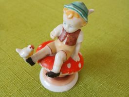 Porzellan-Figur <<Auf dem Fliegenpilz>>