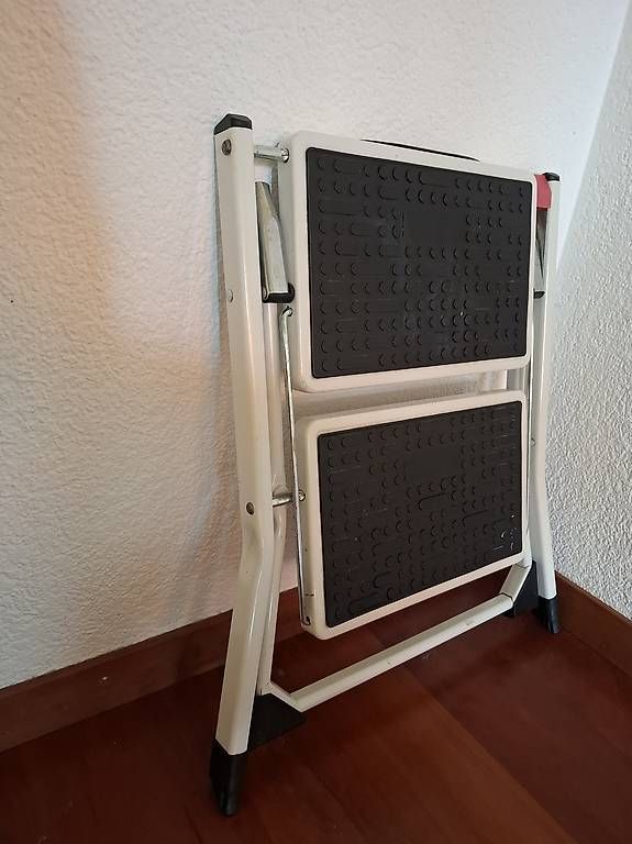 Leitern: Klapptritt mit 2 Stufen – Gebraucht aus Biel/Bienne von Kyruna 1
