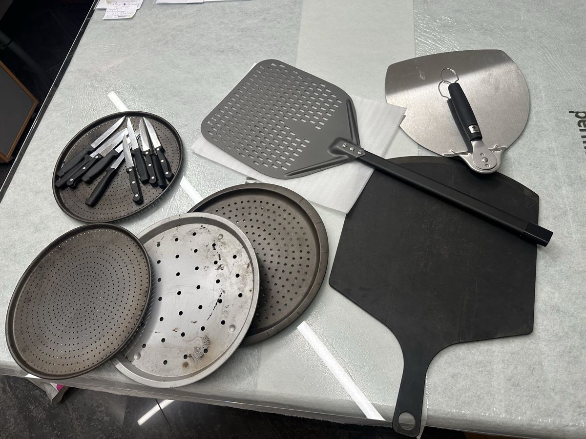 Pizzaofen: Pizza Zubehör Set Backbleche Pizzaschieber Messer gebraucht – Gebraucht aus Bichelsee von 123Tremp321 1