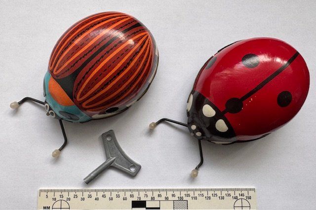 Spielzeuge: 2 unbespielte Blechkäfer, mit Schlüssel – Gebraucht aus Zürich von Policepatch 1