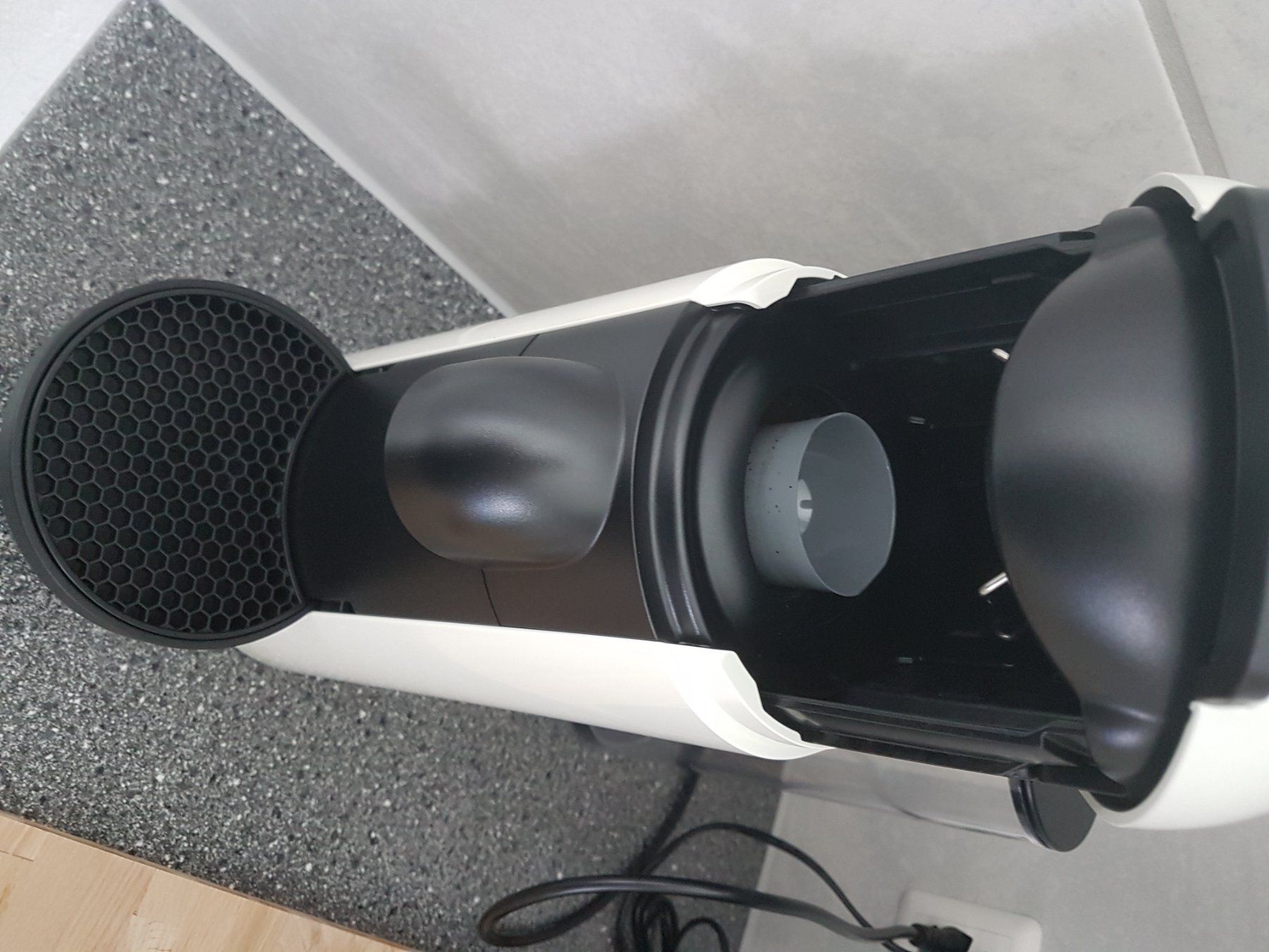 Nespresso Macchine per caffè & Macchine per espresso: Vertuo Kaffeemaschine – Usato da Rickenbach b. Wil venduto da Sunshine224 2