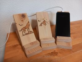 Supporto per cellulare in legno inciso