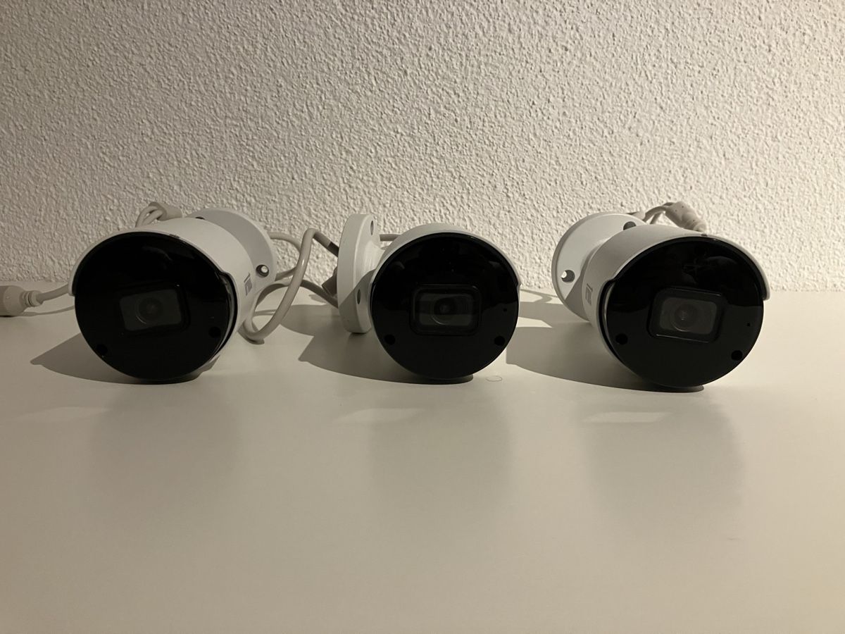 Fotocamera: Three Security Cameras - Urmet 1099/500A – Usato da Beringen venduto da pkr_z622