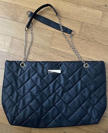 Schwarze Handtasche mit Kettenriemen  gesteppter Look