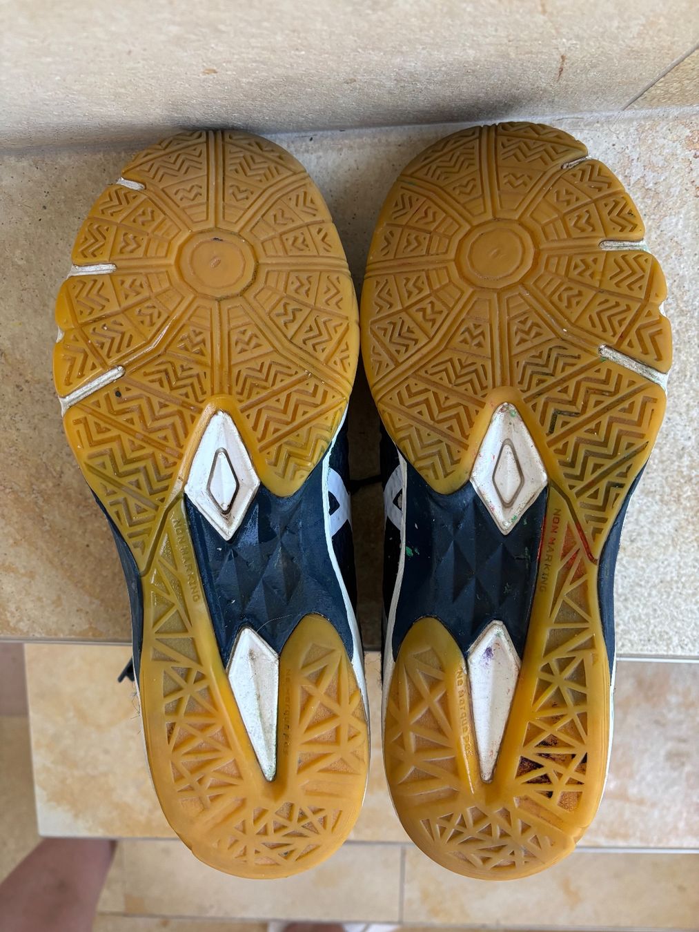 Scarpe da uomo: Hallenturnschuhe asics Gr. 40.5 – Usato da Sörenberg venduto da dfew 1