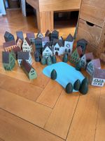 Spielhäuser Dorf Massivholz bemalt