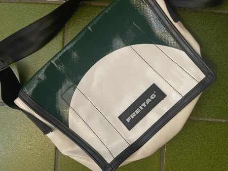 Umhängetasche Freitag grün weiss gebrauchter Zustand