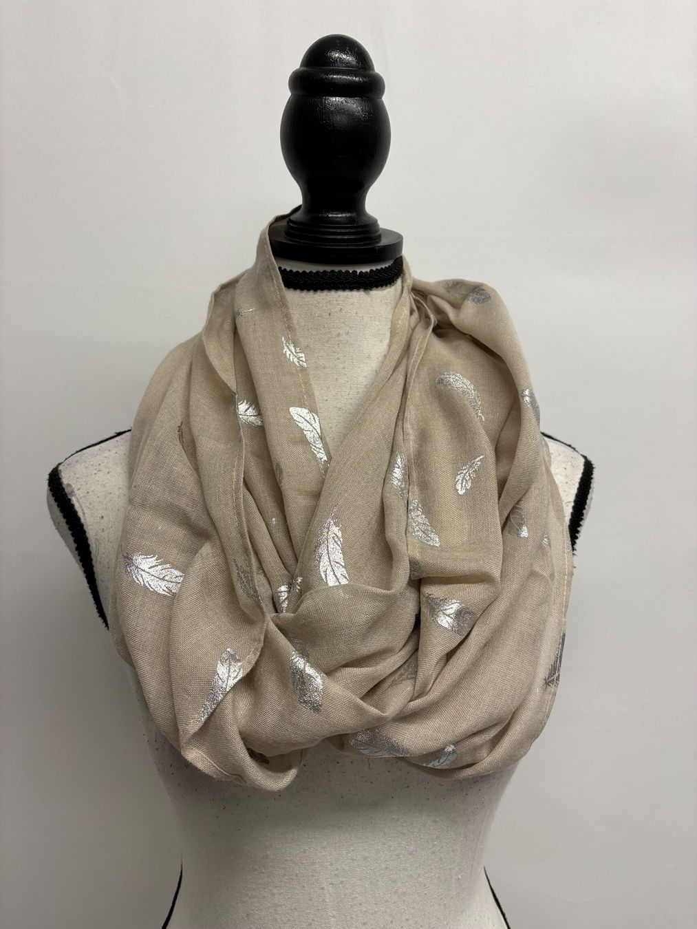 S.Oliver Foulard & Sciarpe: S. Oliver Loopschal mit Federn beige silber leicht – Nuovo (secondo la descrizione) da Regensdorf venduto da secondchancefashion