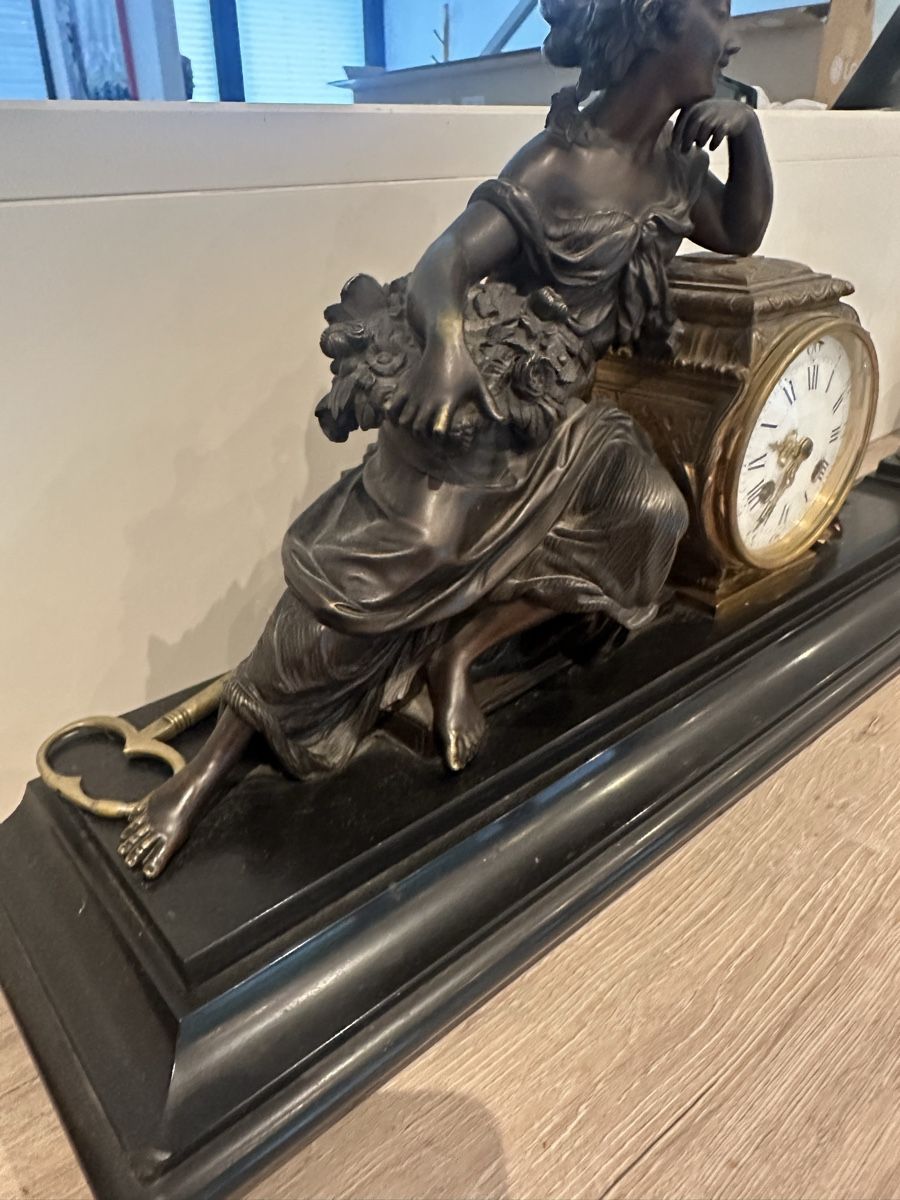 Orologi da terra & Orologi da parete: Majestueuse pendule en bronze flanquée de deux angelots – Usato da Bellevue venduto da bordeaux075cl 6