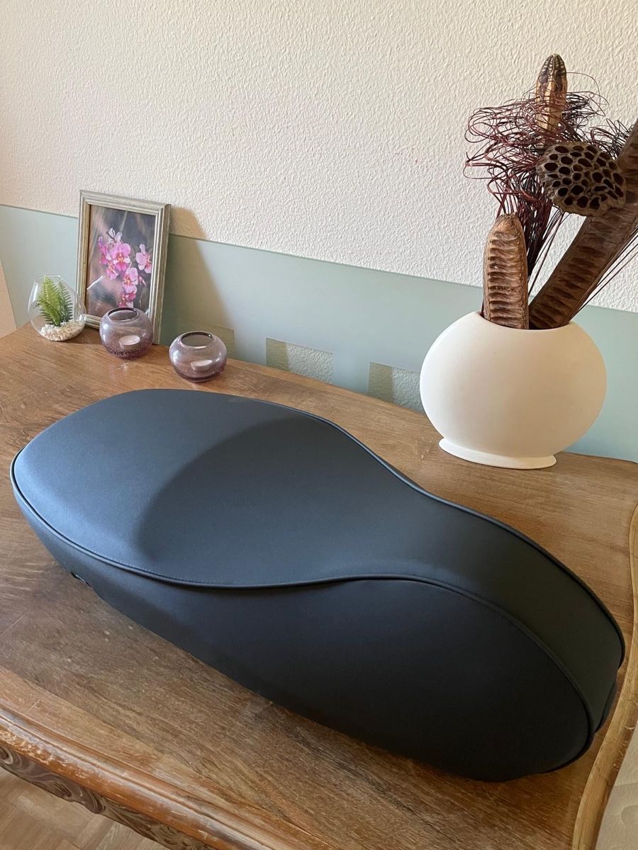 Vespa Tutti pezzi di ricambio per scooter: Selle Vespa grise - neuve – Nuovo e nell'imballaggio originale da Vevey venduto da jaq_g59z