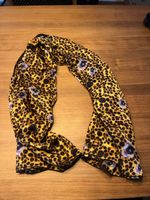 Stylischer Leoparden Schal mit Blumenmuster für den Winter