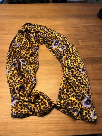 Stylischer Leoparden Schal mit Blumenmuster für den Winter