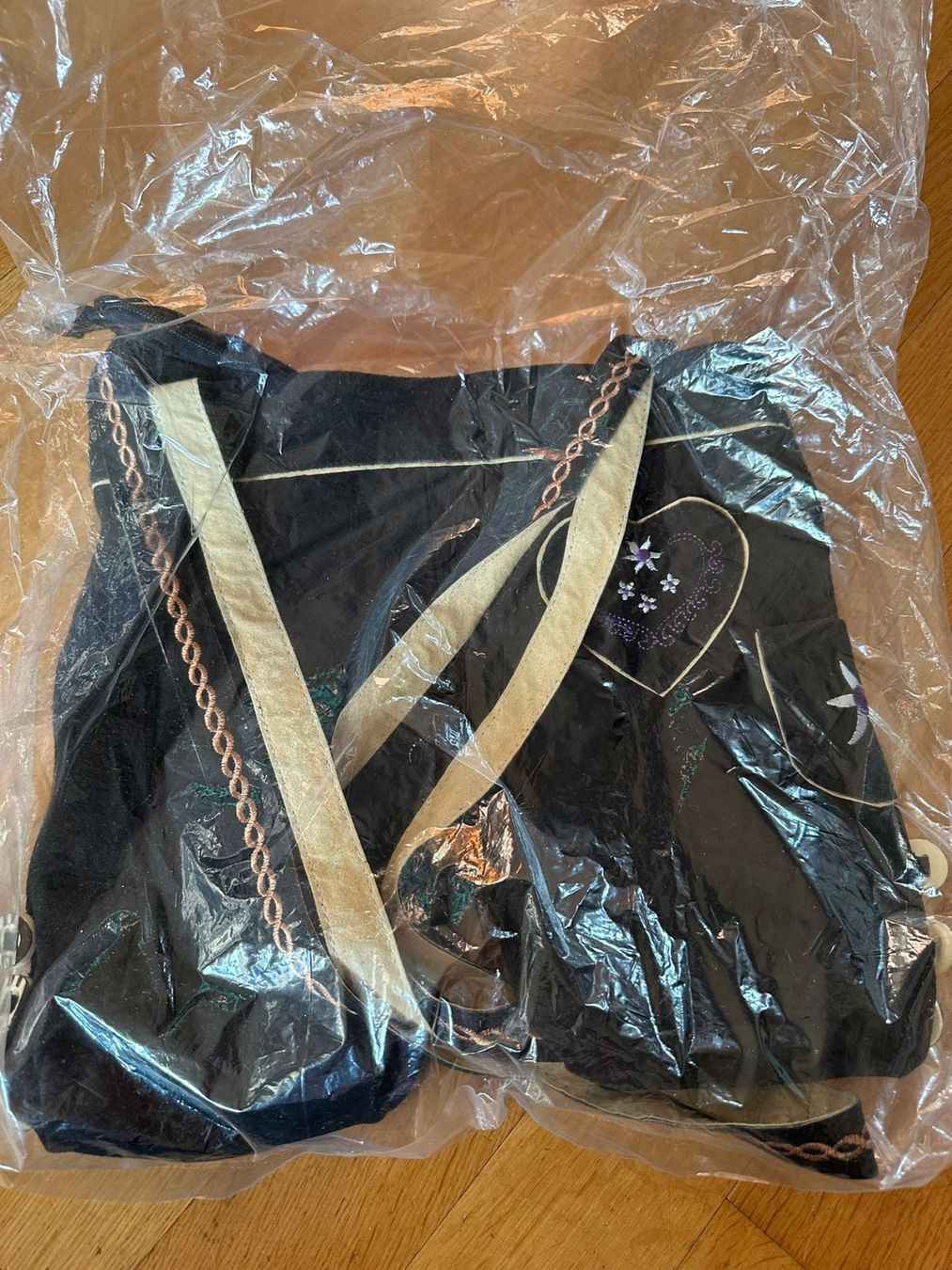 Borse da donna: Tasche in Form einer Trachtenhose – Nuovo e nell'imballaggio originale da Bern venduto da womiman 2
