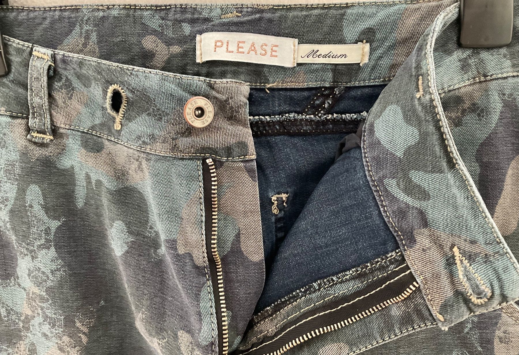 Please Jeans Pantaloni: Please : pantalon imprimé camo - Medium - stretch – Usato da Corseaux venduto da Mililaforet75 1