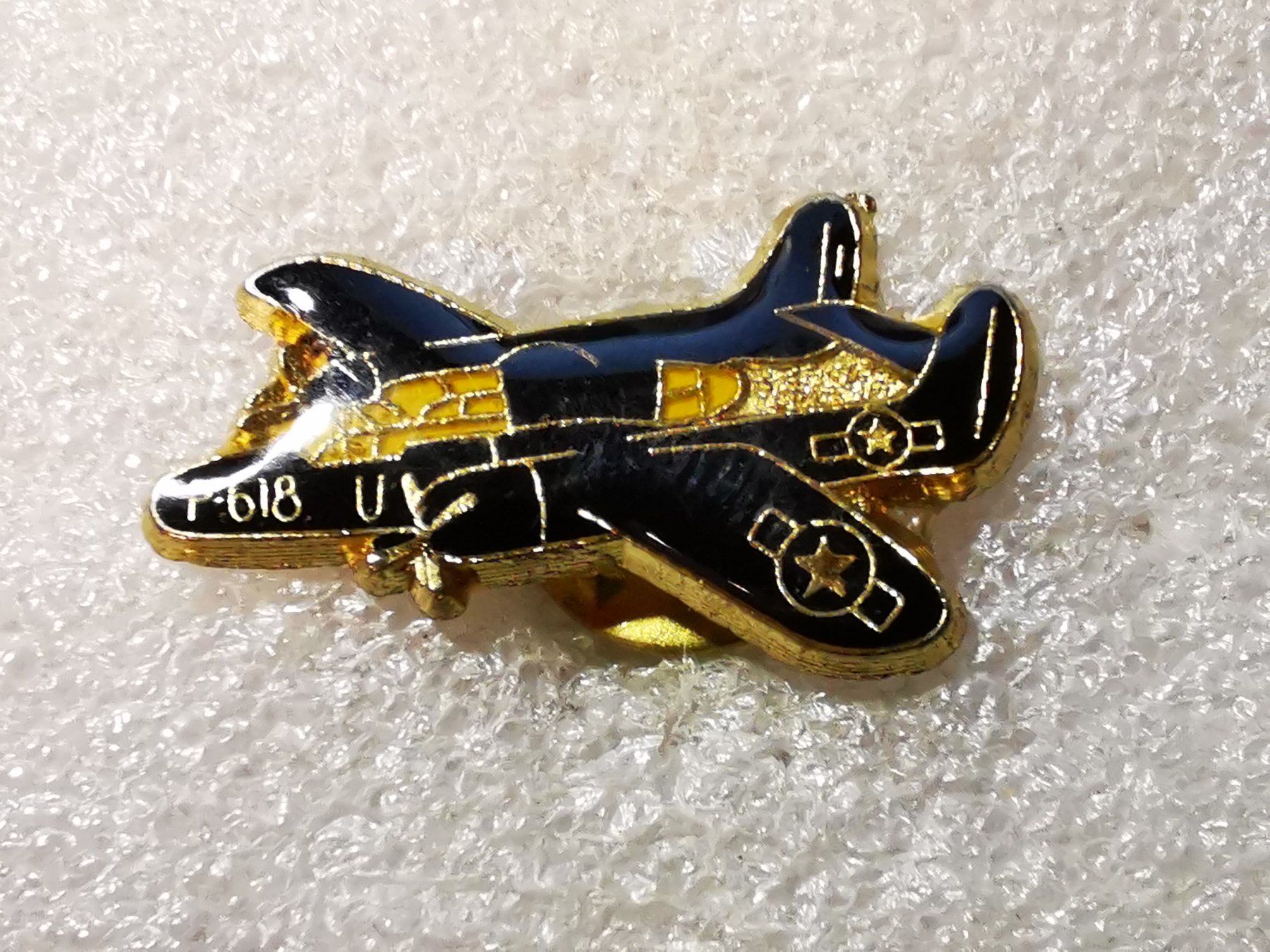 Plaketten & Abzeichen: Ansteckpin 51: Flugzeug – Gebraucht aus Oppligen von Pin-Fall-Shop