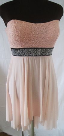 Romantisches High-Low-Kleid mit Strass-Taillenband