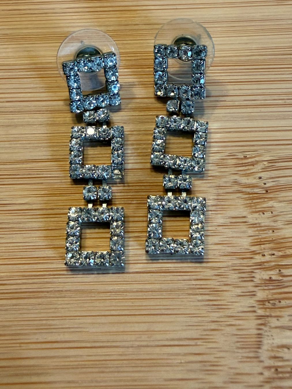 Ohrringe & -stecker: Modeschmuck - Ohrringe Silberfarben mit Steinchen – Gebraucht aus Basel von zukk_