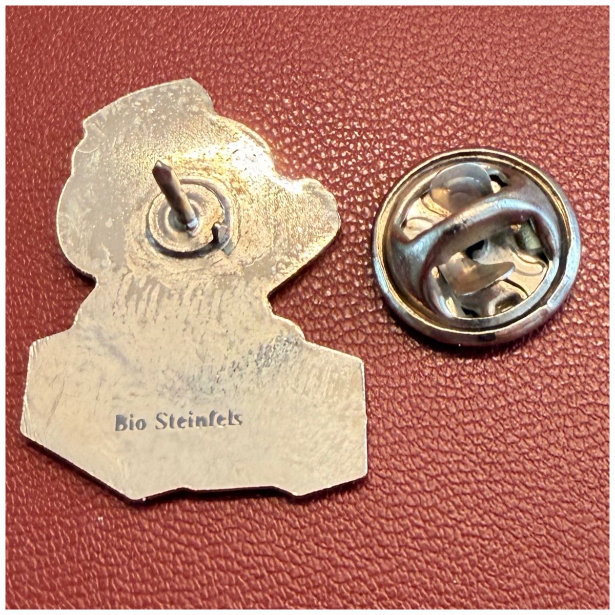 Maga Plaketten & Abzeichen: Vintage-Pin - Maga-Bio-Männchen mit Koffer – Neu (gemäss Beschreibung) aus Schlieren von RoPue 1