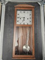 Wanduhr Hermle Pendeluhr Holzgehäuse mit Schlüssel 