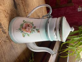Ancienne cafetière émaillé vintage pour décoration