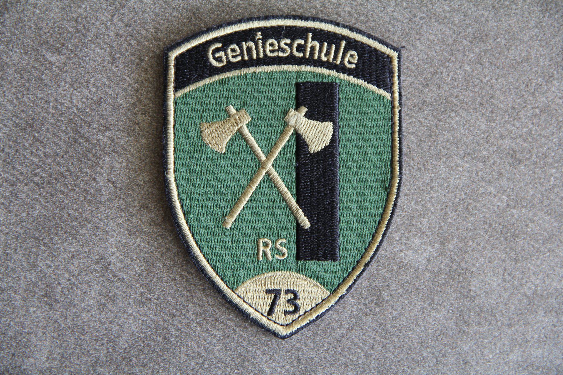 Schweizer Armee Placchette & Badge: Rettungsschule RS 75, Gold, Badge mit Klett – Usato da Belp venduto da Tomsek