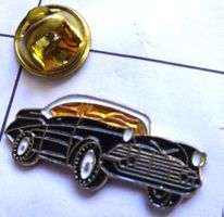 Pin Auto schwarz goldig AMI
