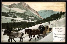 Winterpostkutsche in Fahrt mit Gebirge i