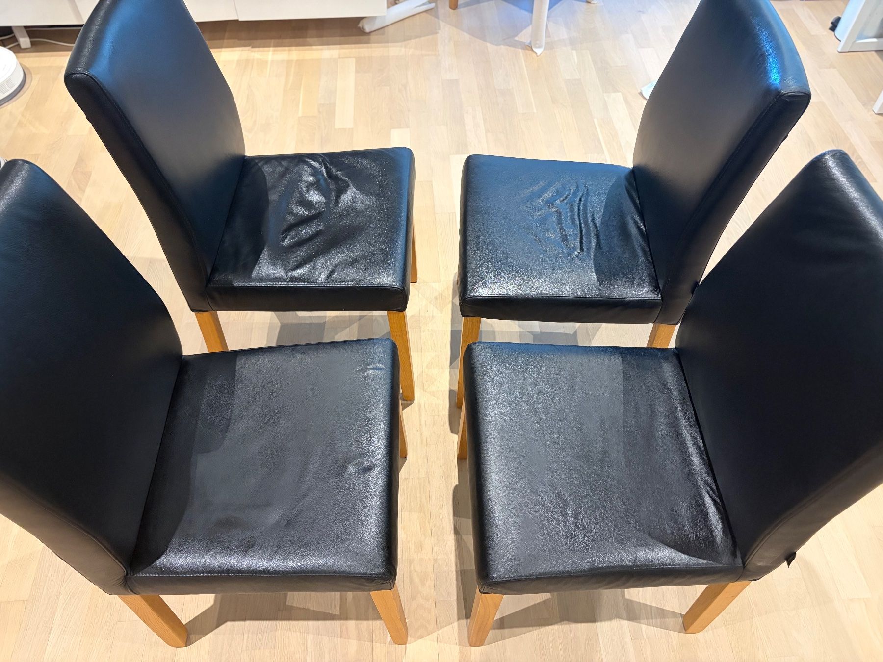 Chaises: 4 chaises en cuir véritable noir – D'occasion à Le Grand-Saconnex par yna_t968