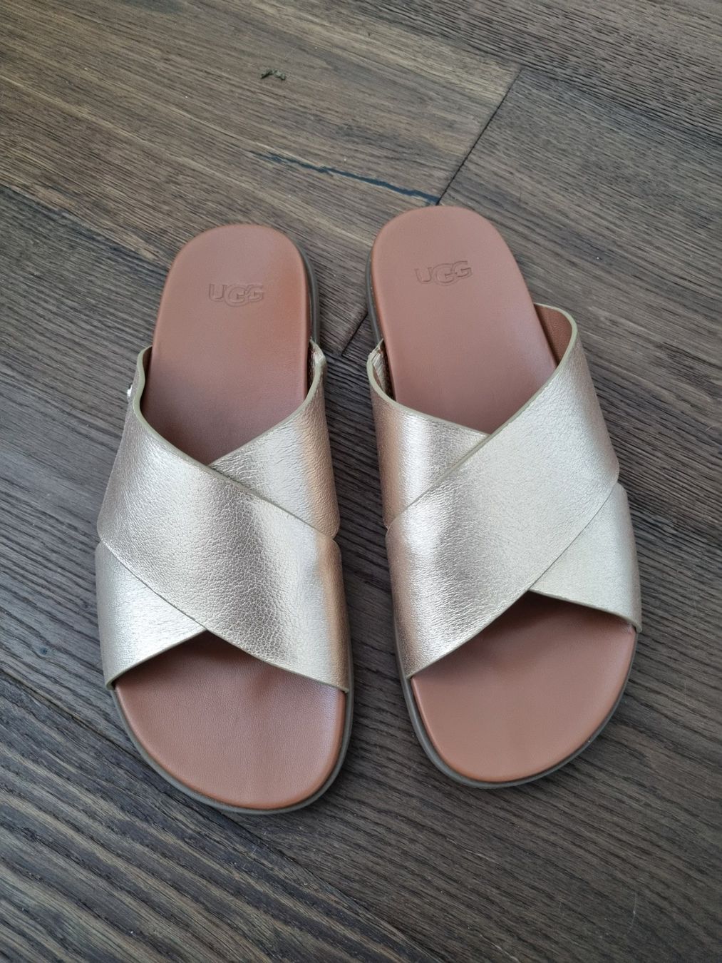 Ugg Scarpe da donna: UGG Solivan Crossband Pantoletten Sandalen Gr. 38 – Nuovo (secondo la descrizione) da Wolfwil venduto da s.ara_c