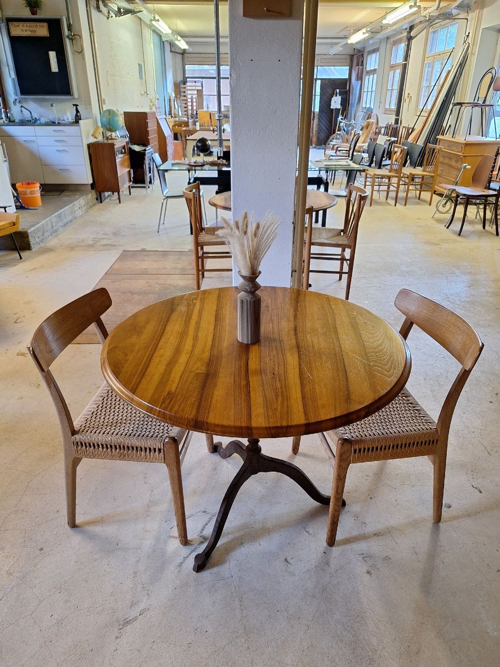 Tavoli: Nussbaum Bistrotisch mit Gusseisenfuss – Usato da Urtenen-Schönbühl venduto da Atelier21_bern