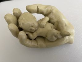 Beschützende Hand - Skulptur, Baby Figur, Geschenkidee