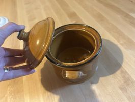Pot en céramique marron avec couvercle.