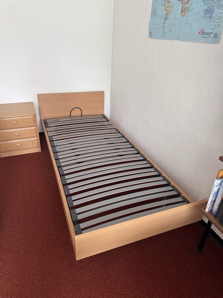 Letti: Bettgestell mit Lattenrost 90cm – Usato da Pfungen venduto da hostelil