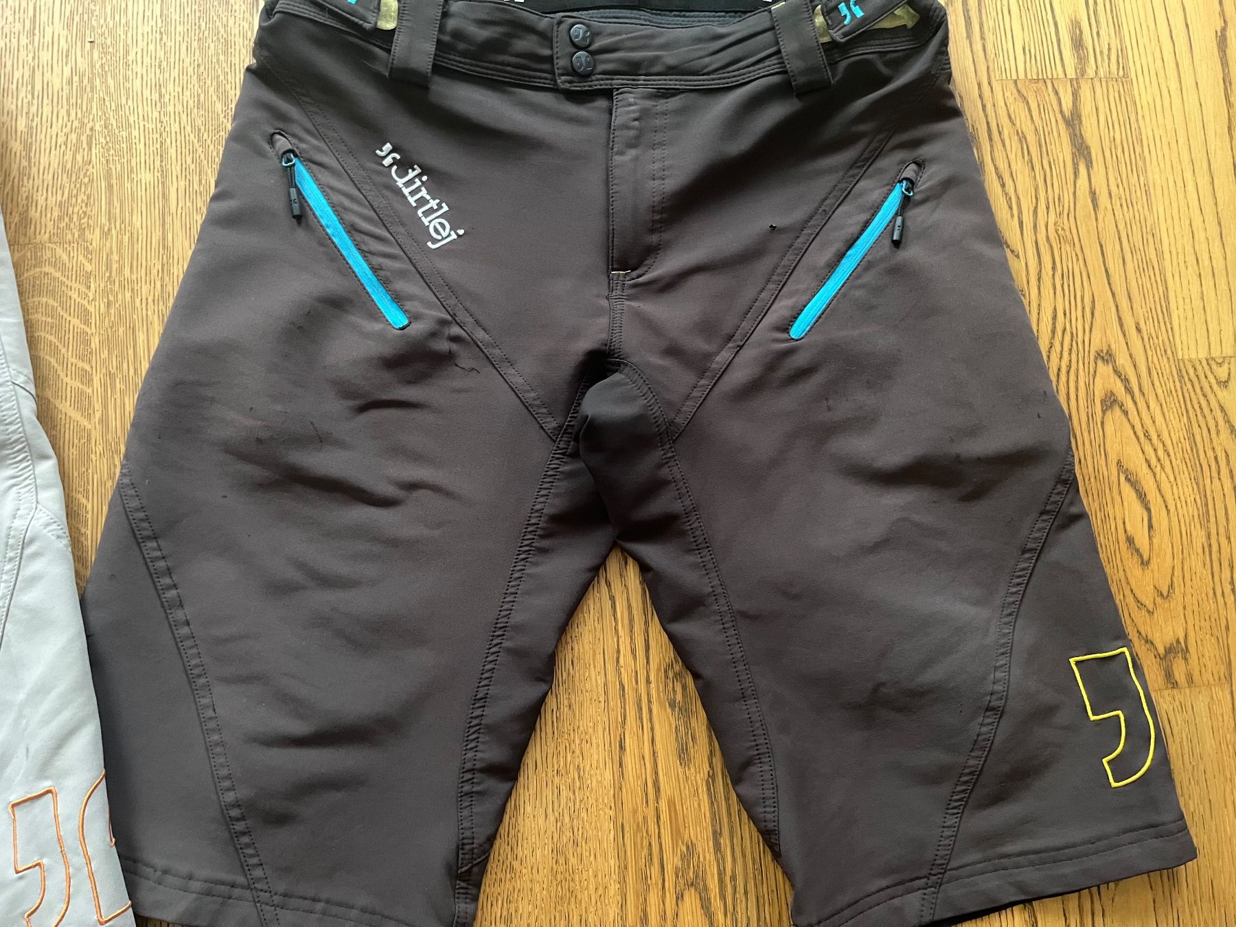 Pantalons: Dirtlej Shorts – D'occasion à Jaberg par tequila73 2