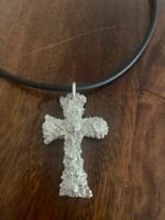 Filigranes Silber Kreuz mit Kautschukband