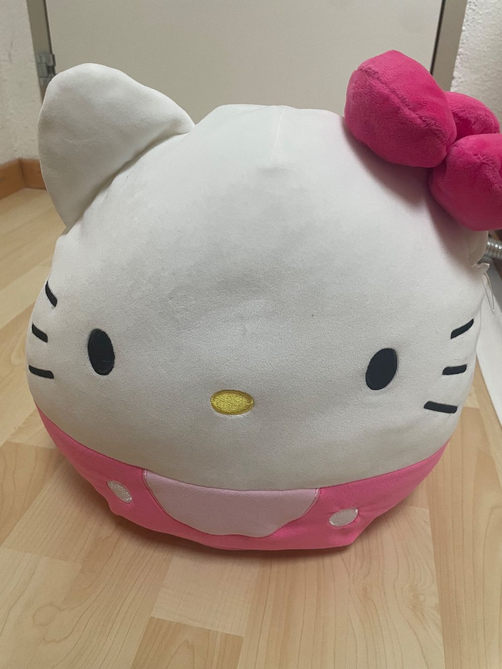 Squishmallows Giocattoli: Hello Kitty Scuismellow – Usato da Niederlenz venduto da JasminaK01 1