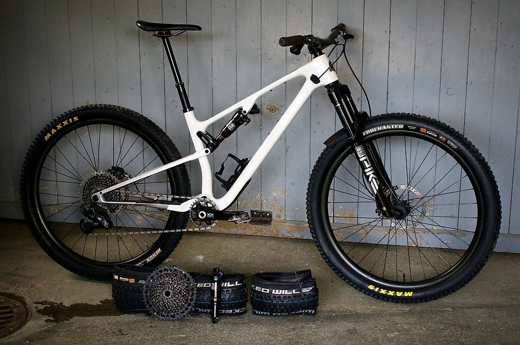 Rocky Mountain Bicycles Velos: Rocky Mountain Element Carbon 2025 + Ersatzteile – Gebraucht aus Flims Waldhaus von men_q7fp