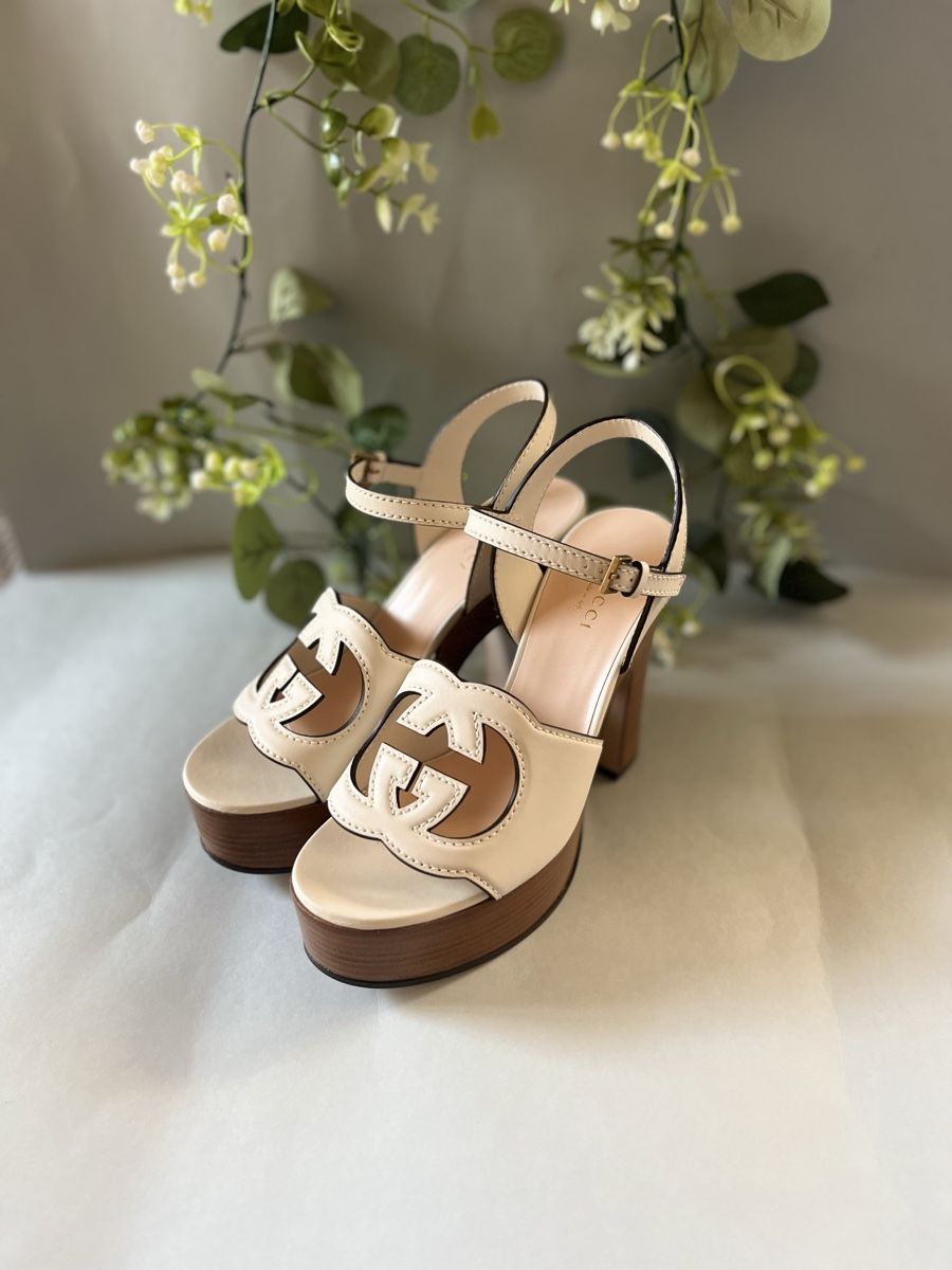 Gucci Scarpe da donna: Gucci Interlocking G Leather Platform Sandals White EU37.5 – Nuovo (secondo la descrizione) da Lausanne venduto da S_luxury