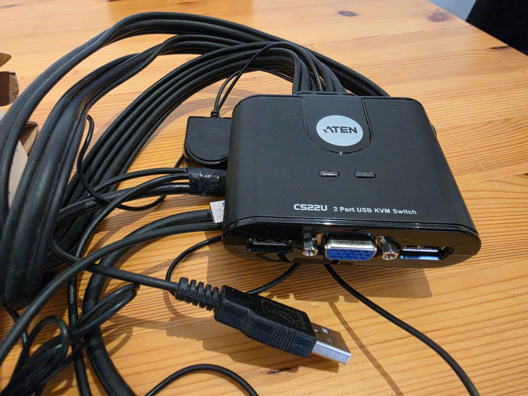 Hub & Switch: ATEN CS22U 2 Port USB KVM Switch – Usato da La Tour-de-Peilz venduto da Gbes 1