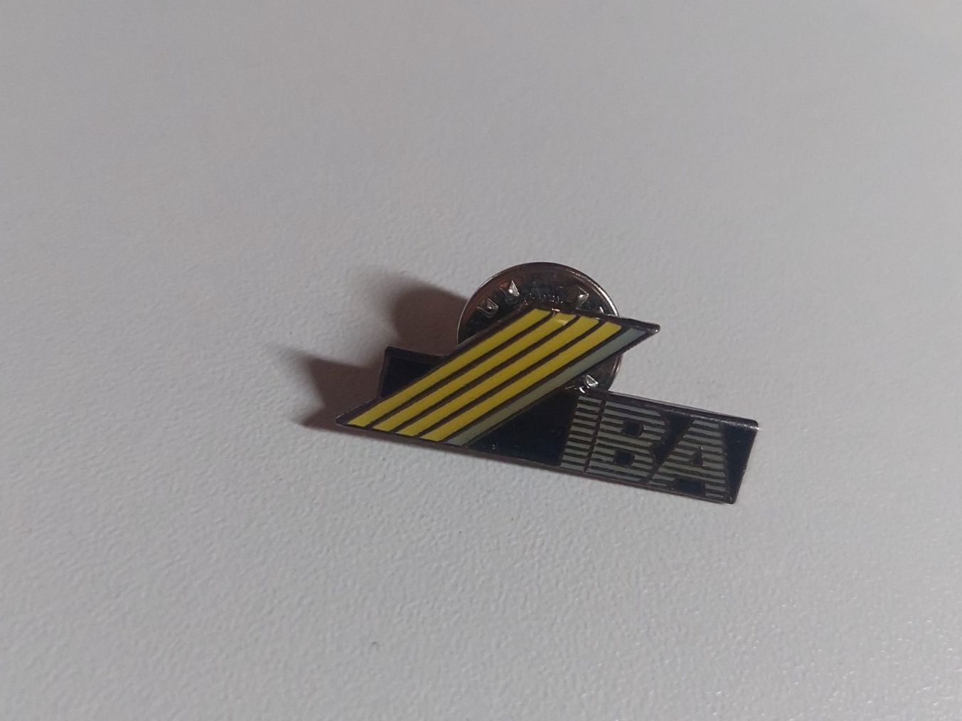 Placchette & Badge: IBA Pin – Usato da Erlinsbach venduto da pfunky