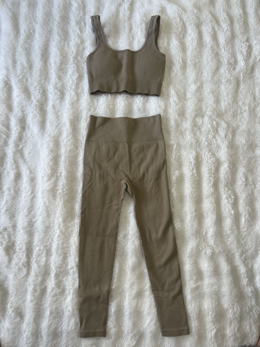 Lots de vêtements: Sportliches Set, Grösse S, Beige – Neuf (Voir description) à Effretikon par Briga.S.