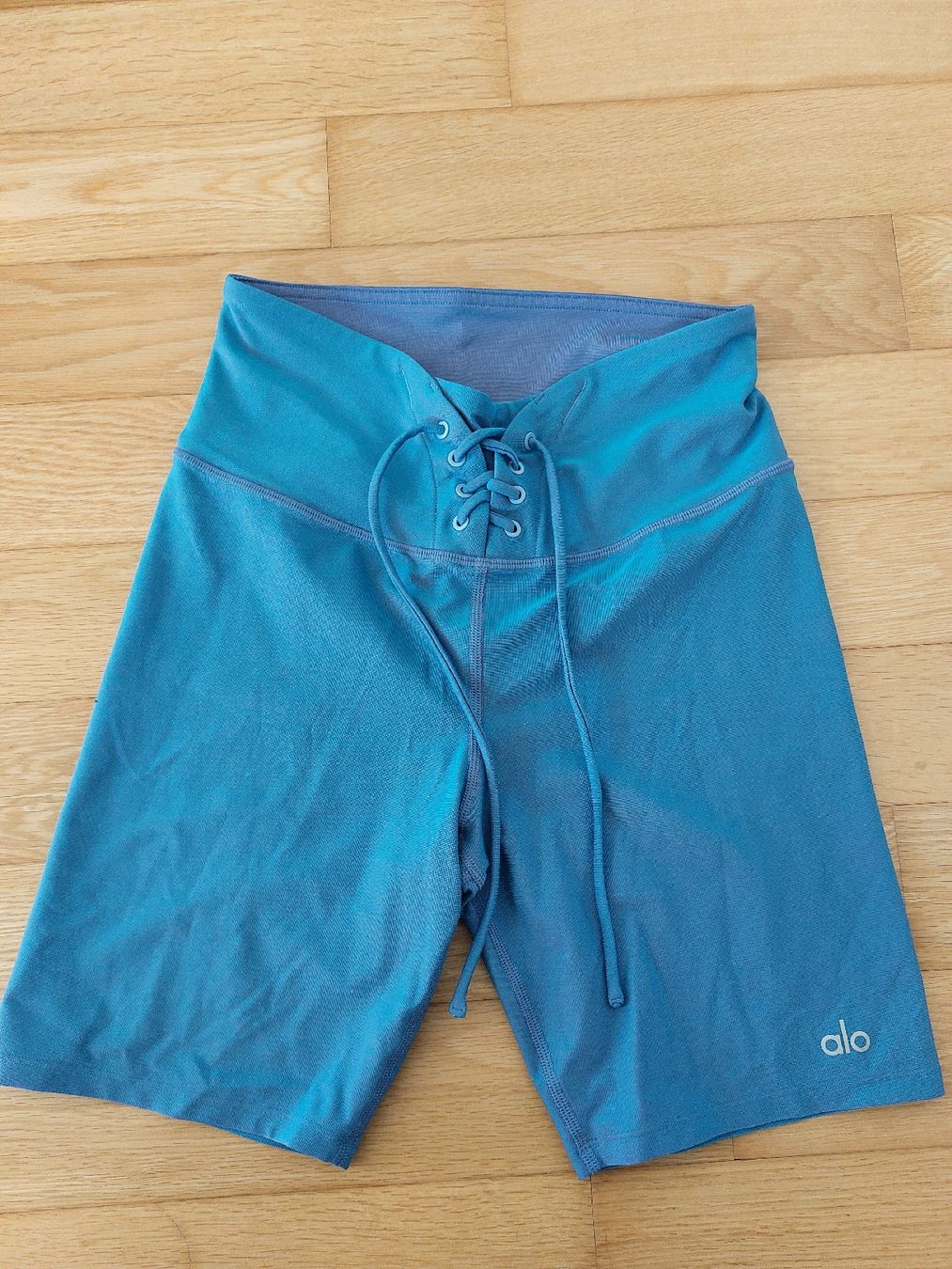 Alo Yoga Leggings: Alo yoga short – Usato da Fribourg venduto da charlottej02
