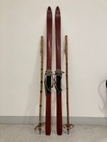 Ski (A 0), alte Holzski mit Stöcken