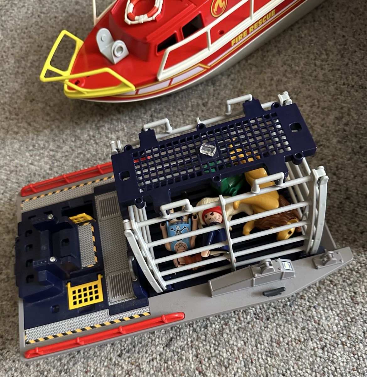 Playmobil Spielzeuge: Playmobil Feuerwehboot und Dino-Käfig Boot – Gebraucht aus Laufenburg von Mactso 4