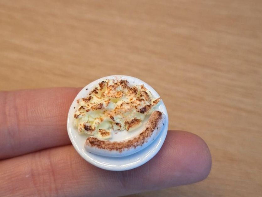 Case e mobili per bambole: Puppenhaus Rösti mit Bratwurst – Nuovo (secondo la descrizione) da Zürich venduto da HandmadeTinyFood 2
