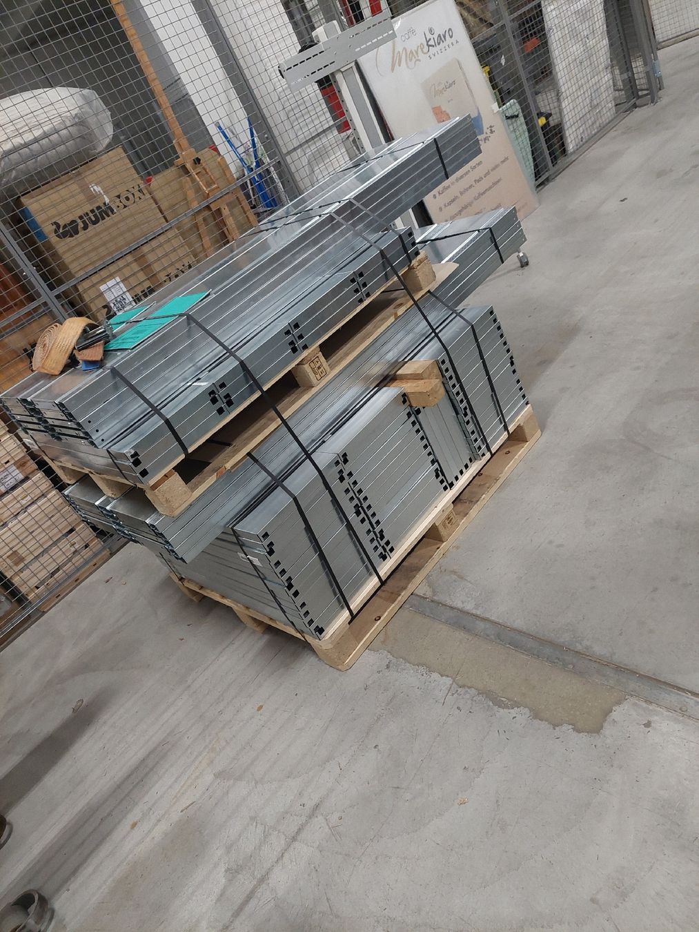 Scaffali: Scaffalatura in metallo, robusta – Usato da Safenwil venduto da Leo.87. 3