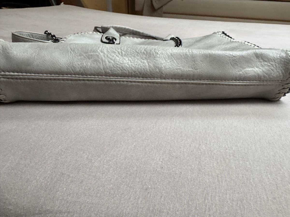 Borse da donna: Sac à main élégant avec chaîne, gris clair – Usato da Auvernier venduto da big_7srg 3